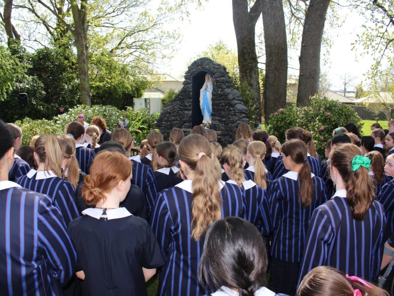 Villa Statue Villa Students surrounding the newly refurbished statue